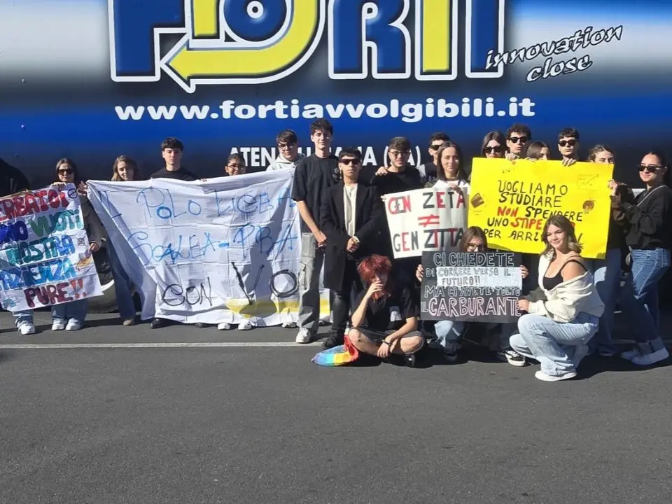 Protesta sulla SS18, in piazza anche gli studenti del liceo Metastasio: «La generazione Z non starà a guardare»