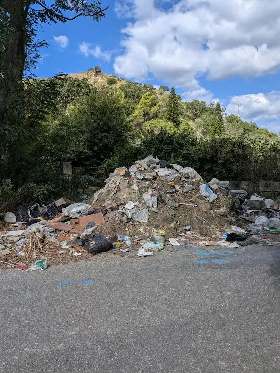 Emergenza rifiuti in Via Tagliamento: «La Provincia intervenga subito»