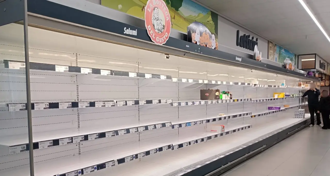 A Tropea scaffali vuoti e freezer quasi senza prodotti in un grande punto vendita: la protesta dei tir svuota i supermercati del Vibonese\n