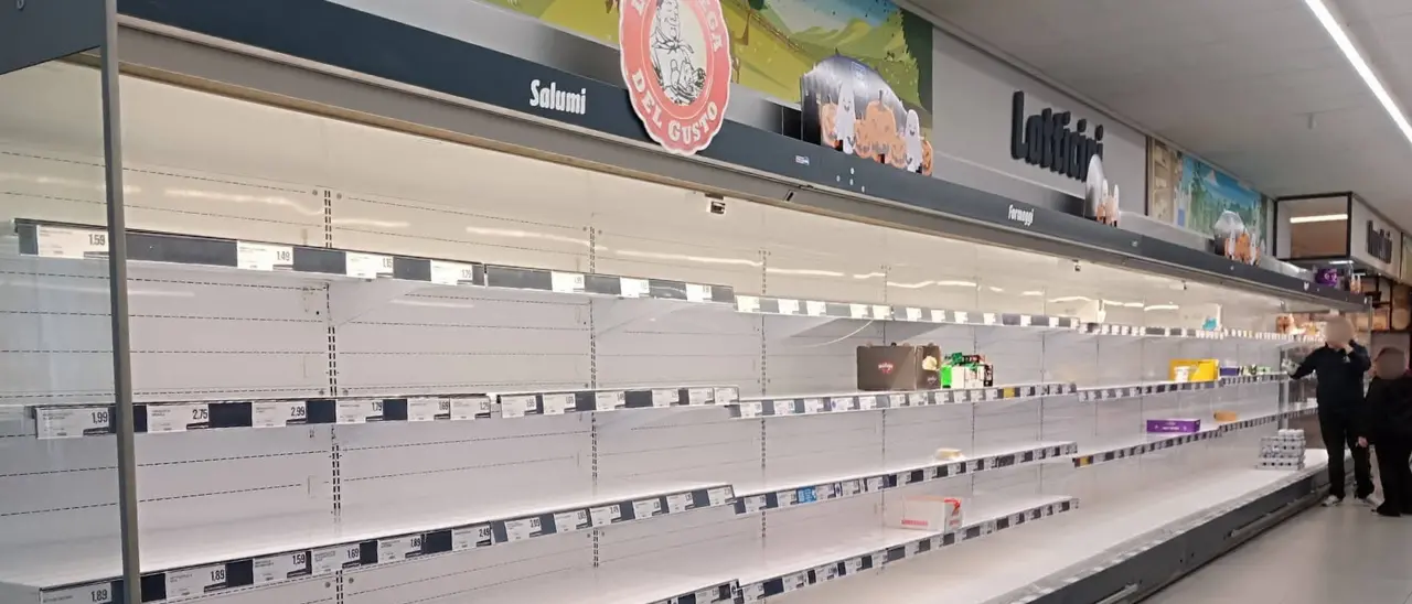 A Tropea scaffali vuoti e freezer quasi senza prodotti in un grande punto vendita: la protesta dei tir svuota i supermercati del Vibonese\n
