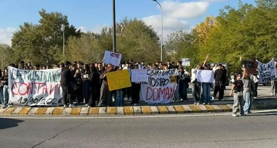 Oltre 300 studenti in corteo, il Comune al loro fianco: «La loro voce merita ascolto»\n