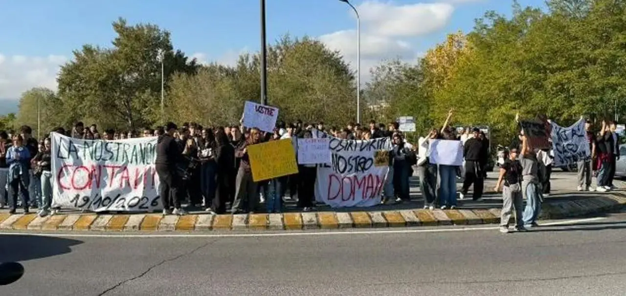 Oltre 300 studenti in corteo, il Comune al loro fianco: «La loro voce merita ascolto»\n