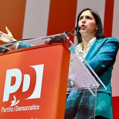 Schlein blinda la corsa a Palazzo Chigi e sposta il Pd a sinistra: fuori gioco i riformisti, sfida a Conte\n