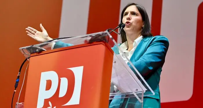 Schlein blinda la corsa a Palazzo Chigi e sposta il Pd a sinistra: fuori gioco i riformisti, sfida a Conte\n
