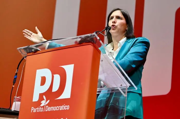 Schlein blinda la corsa a Palazzo Chigi e sposta il Pd a sinistra: fuori gioco i riformisti, sfida a Conte\n