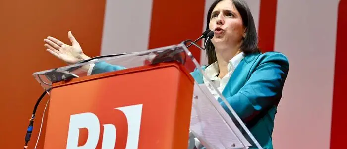 Schlein blinda la corsa a Palazzo Chigi e sposta il Pd a sinistra: fuori gioco i riformisti, sfida a Conte\n