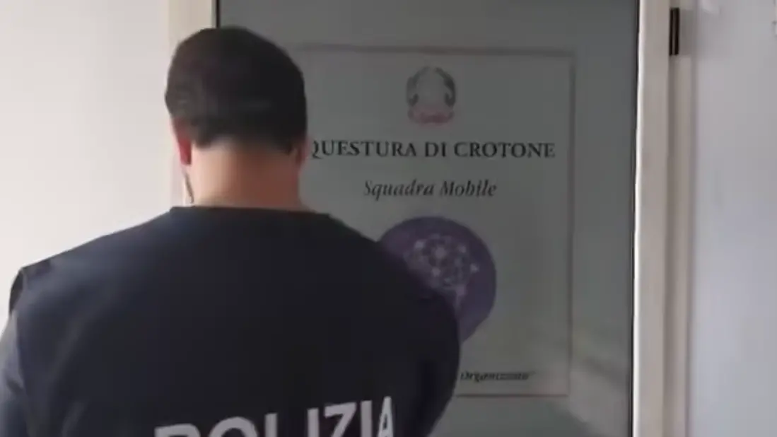 <p>’Ndrangheta a Crotone, il pizzo sull'affitto e le minacce al commerciante: «<span style=\"color:hsl(0, 75%, 60%);\">Domani vengo e ti sparo</span>, do fuoco al negozio»</p>