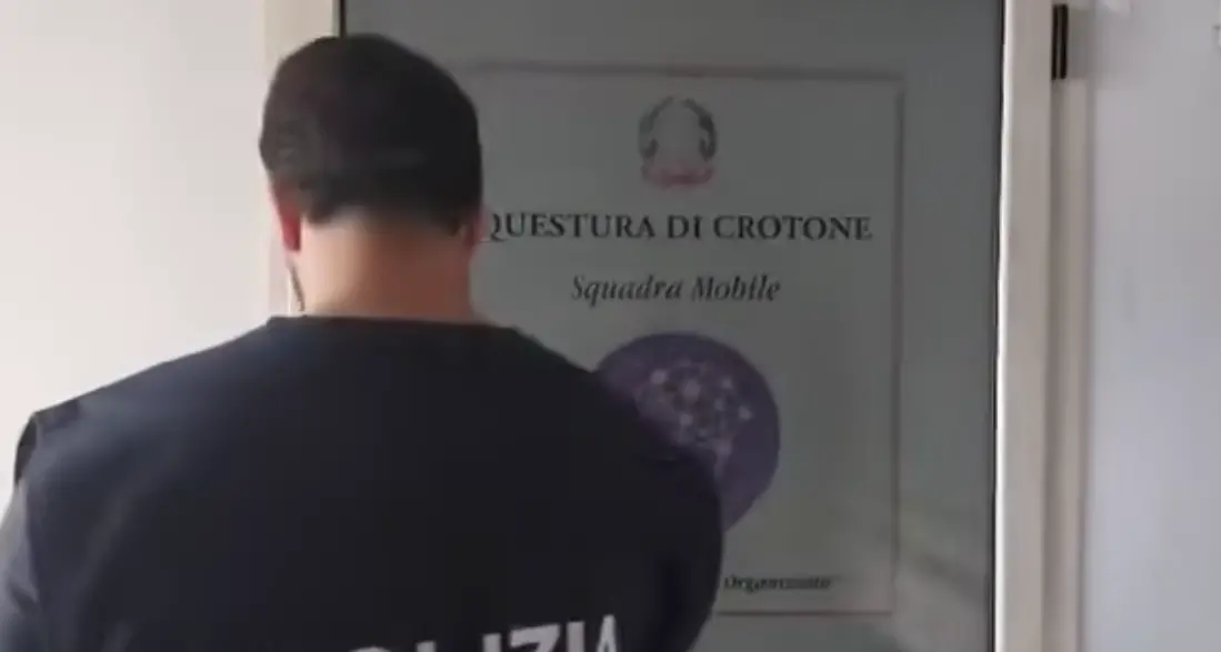 ’Ndrangheta a Crotone, il pizzo sull'affitto e le minacce al commerciante: «Domani vengo e ti sparo, do fuoco al negozio»\n