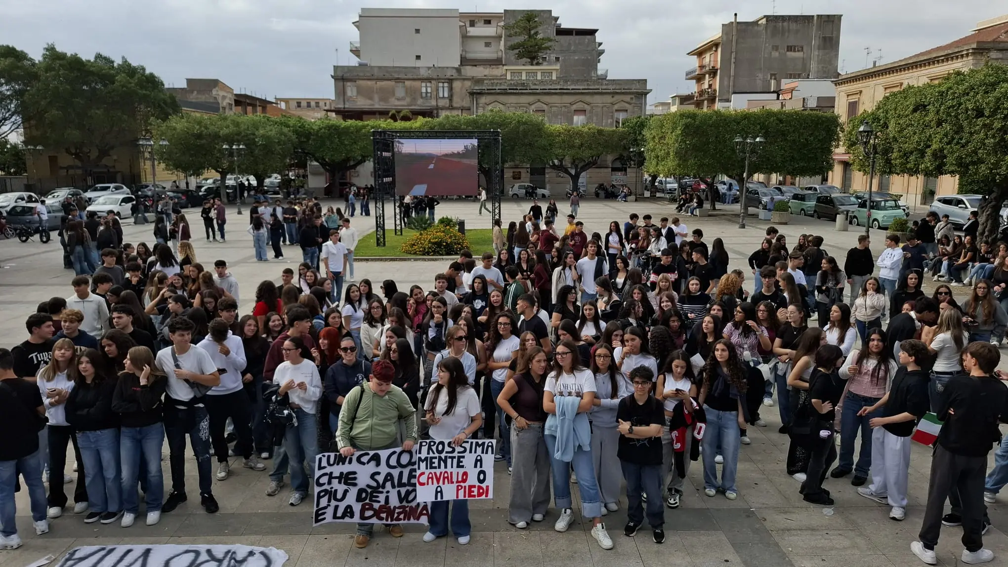 Basta passerelle, stipendi e poltrone. La piazza è del popolo, dalla politica servono risposte e risultati\n