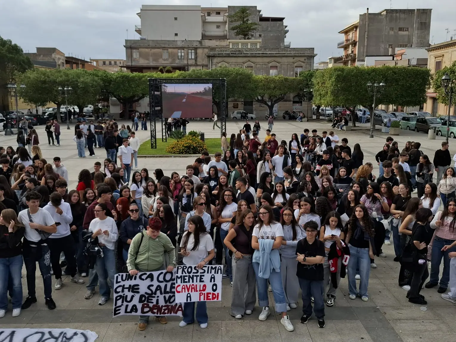 Basta passerelle, stipendi e poltrone. La piazza è del popolo, dalla politica servono risposte e risultati