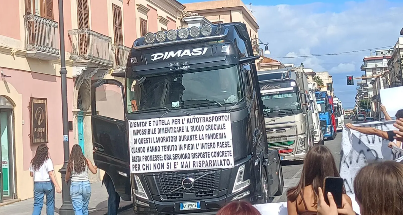 Proteste e solidarietà, a Locri gli studenti tornano in piazza... e gli autotrasportatori li raggiungono\n\u00A0\n