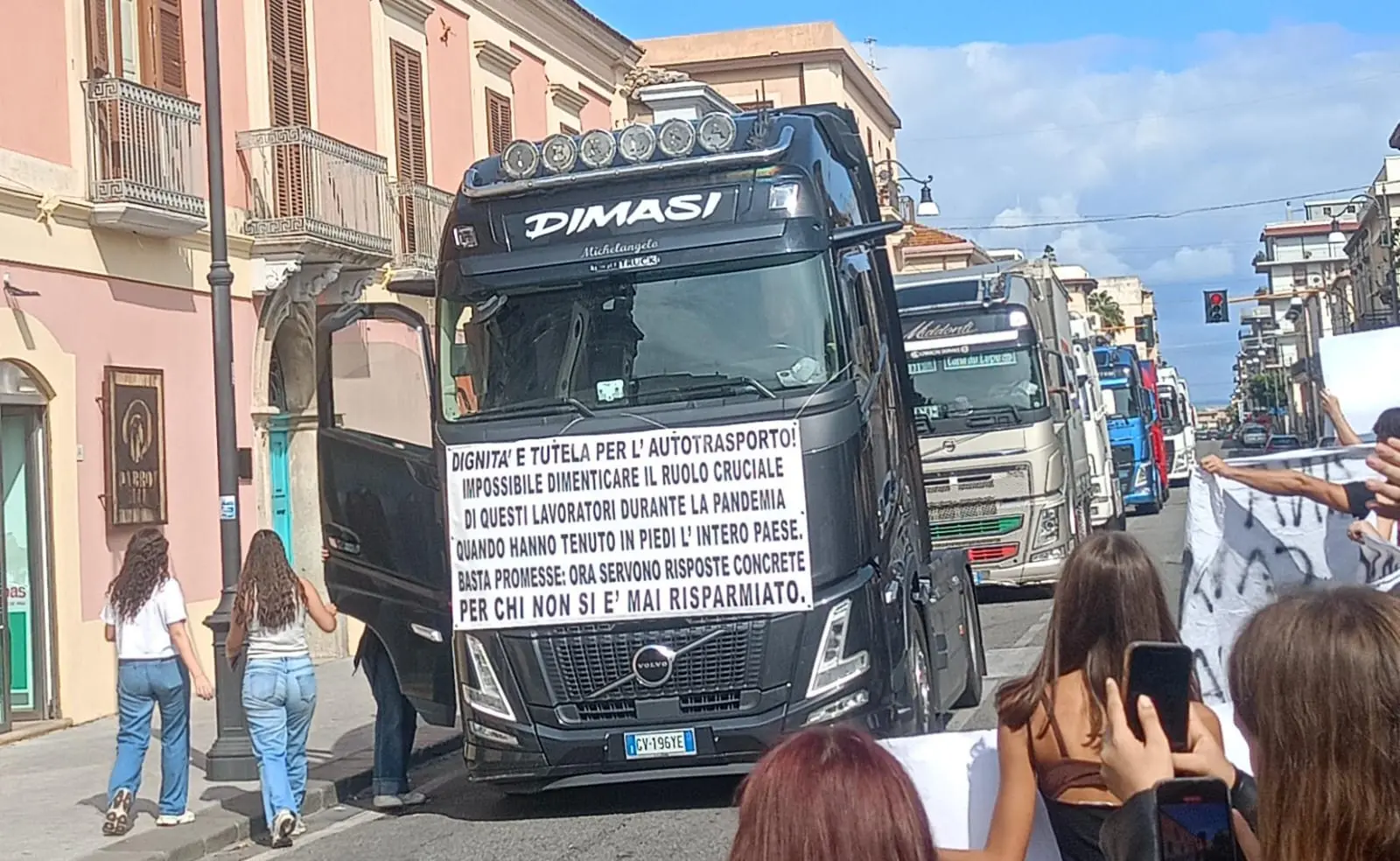 Proteste e solidarietà, a Locri gli studenti tornano in piazza... e gli autotrasportatori li raggiungono\n\u00A0\n