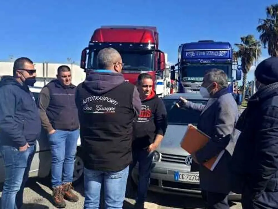 La Calabria tra protesta sociale e il dramma dei campi