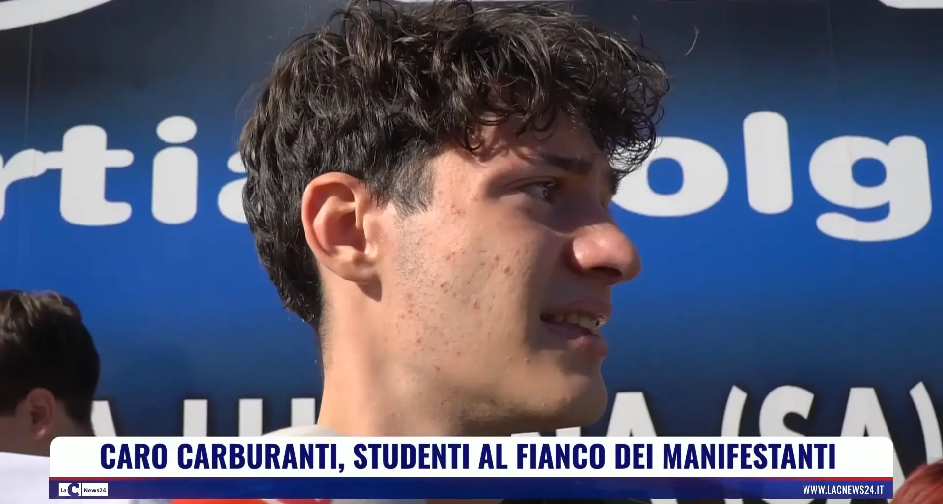 Caro carburante, studenti al fianco dei manifestanti