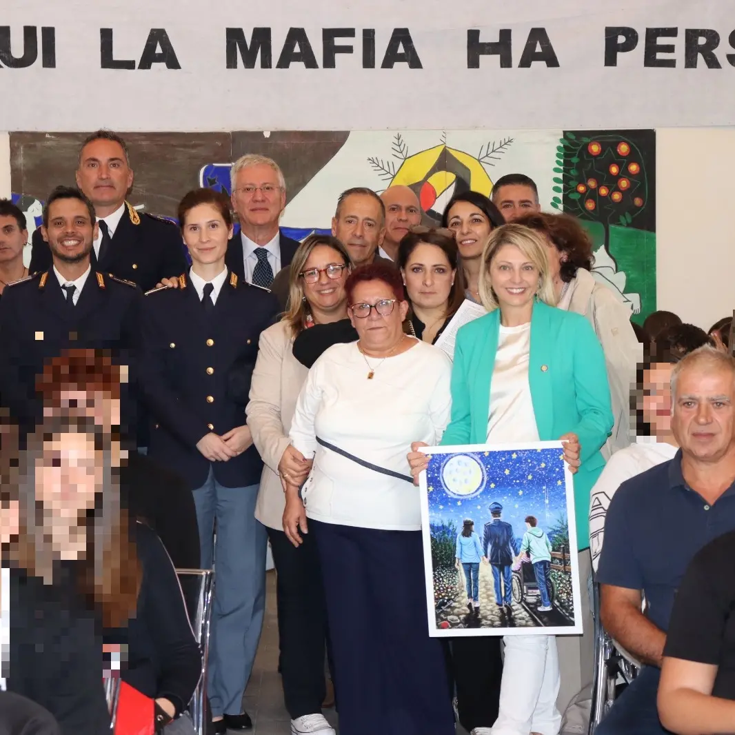 Bullismo, la storia di Michele morto a 17 anni commuove gli studenti del Galluppi di Tropea: la testimonianza della madre e l'appello al rispetto\n