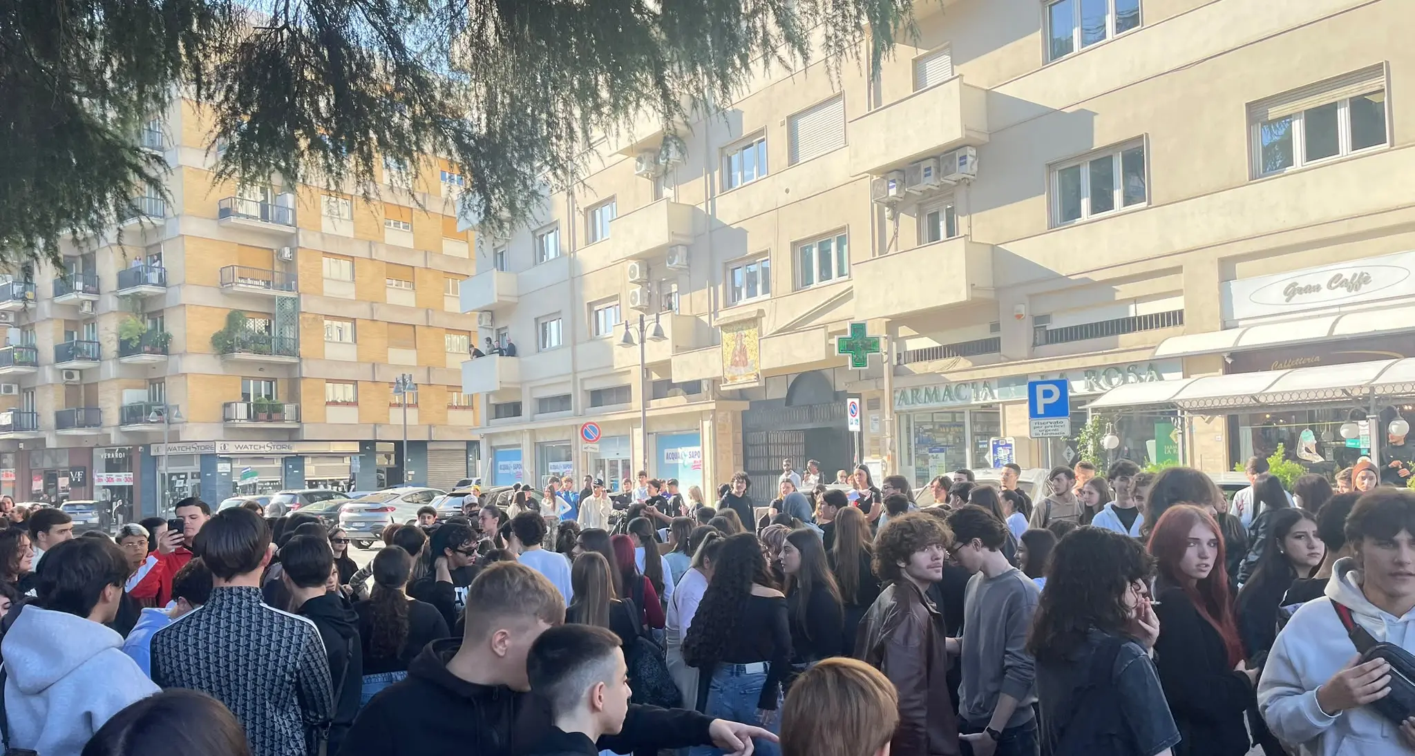 Studenti in corteo a Cosenza, autotrasportatori e agricoltori ancora in presidio a Rende\n