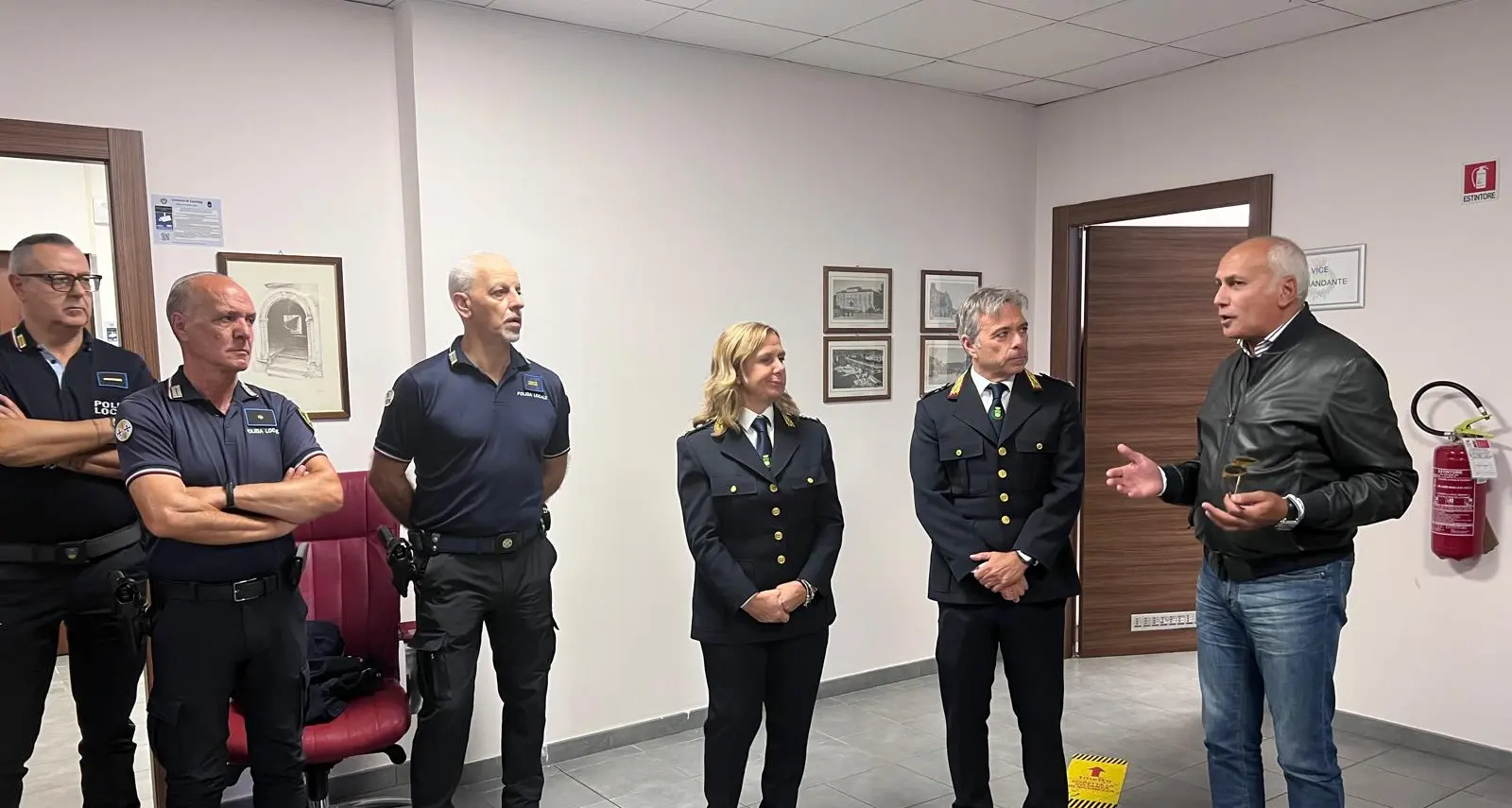 Cosenza, Caruso visita la nuova centrale della Polizia Locale: «Più agenti e più presenza sul territorio»\n
