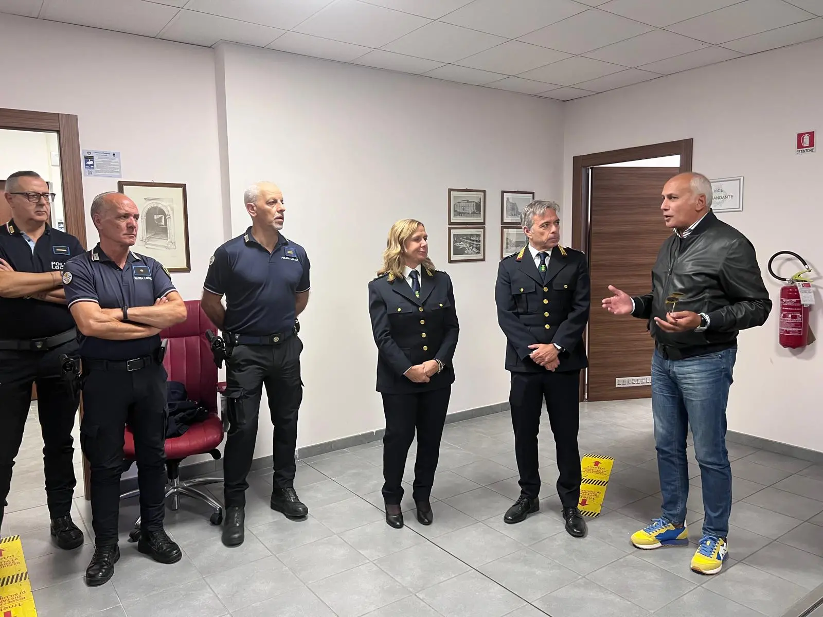 Cosenza, Caruso visita la nuova centrale della Polizia Locale: «Più agenti e più presenza sul territorio»\n