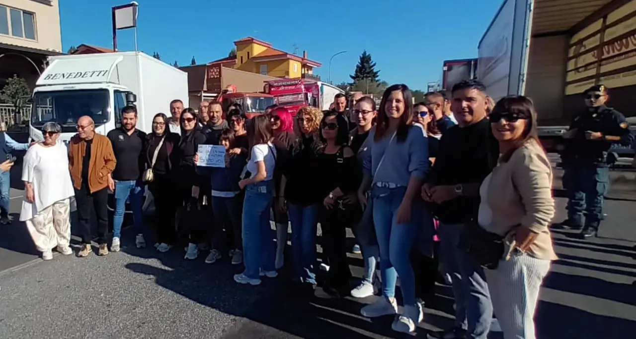 <p>Carovita, i commercianti di Vibo si schierano con gli autotrasportatori: <span style=\"color:hsl(0, 75%, 60%);\">«Scenda in strada tutta la popolazione»</span>. Le interviste ai manifestanti</p>