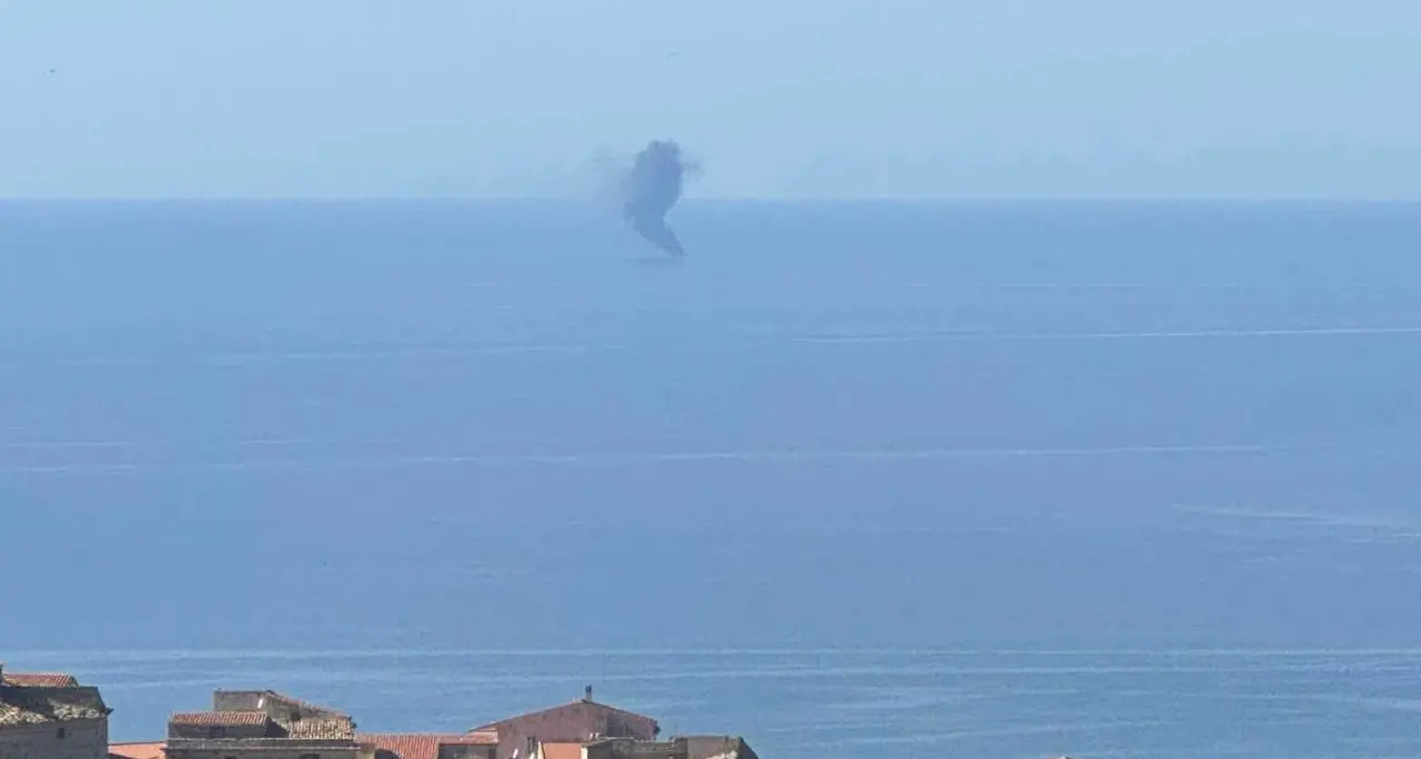 Barca in fiamme al largo della costa cosentina, nube nera visibile dalla terraferma: salvati tutti gli occupanti\n