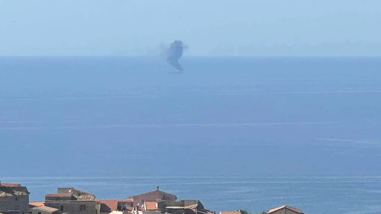 Barca in fiamme al largo della costa cosentina, nube nera visibile dalla terraferma: salvati tutti gli occupanti\n