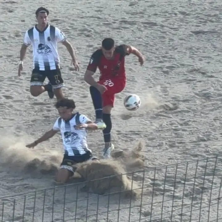 Ma è calcio o beach soccer? Il Tropea tra le difficoltà in campionato e un terreno di gioco impossibile ridotto a una distesa di sabbia\n