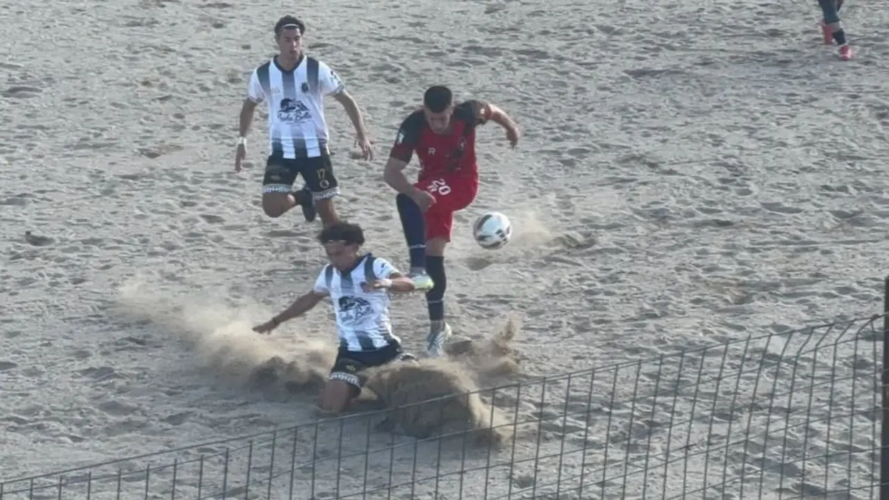 Ma è calcio o beach soccer? Il Tropea tra le difficoltà in campionato e un terreno di gioco impossibile ridotto a una distesa di sabbia\n