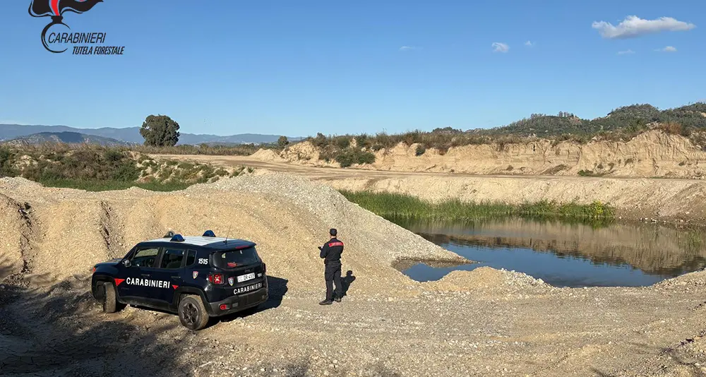 <p>Rocca di Neto, sequestrata una cava abusiva di 10mila mq in una zona protetta della Rete Natura 2000: 5 denunce</p>