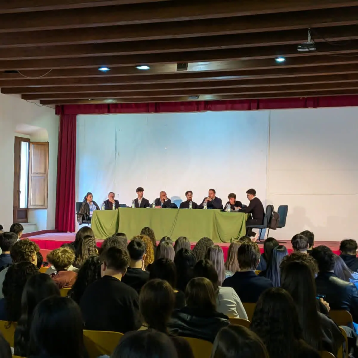 Caro vita e cortei studenteschi, ad Acri confronto tra ragazzi e istituzioni a Palazzo Sanseverino-Falcone\n