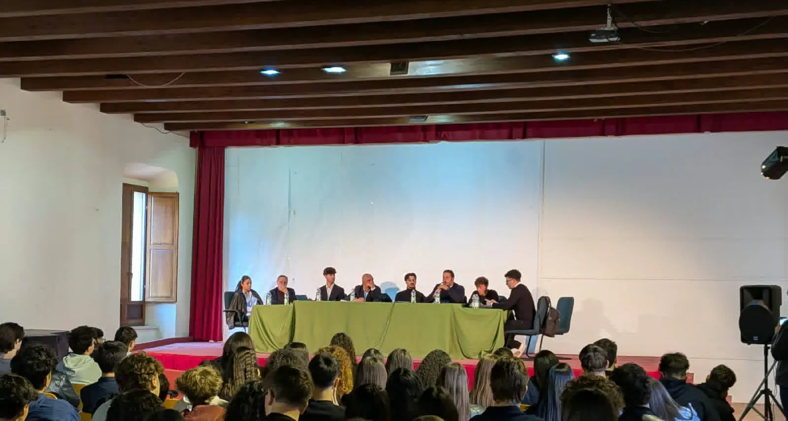 Caro vita e cortei studenteschi, ad Acri confronto tra ragazzi e istituzioni a Palazzo Sanseverino-Falcone\n