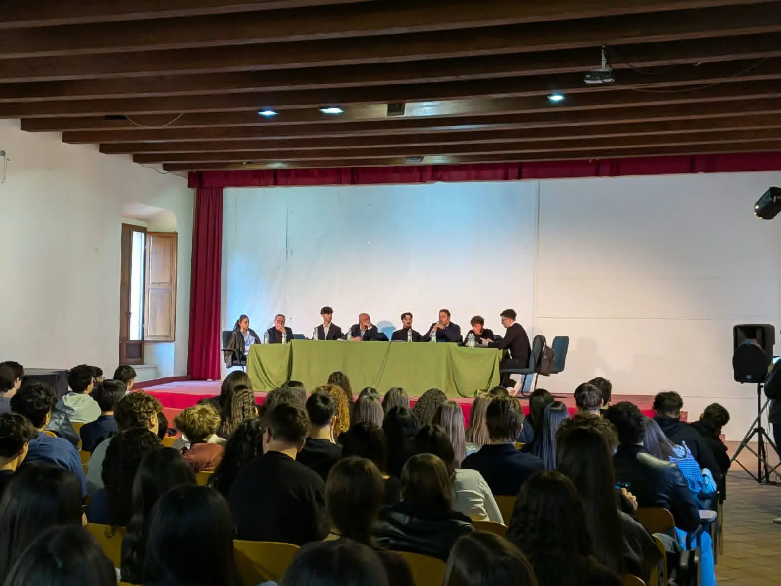 Caro vita e cortei studenteschi, ad Acri confronto tra ragazzi e istituzioni a Palazzo Sanseverino-Falcone\n