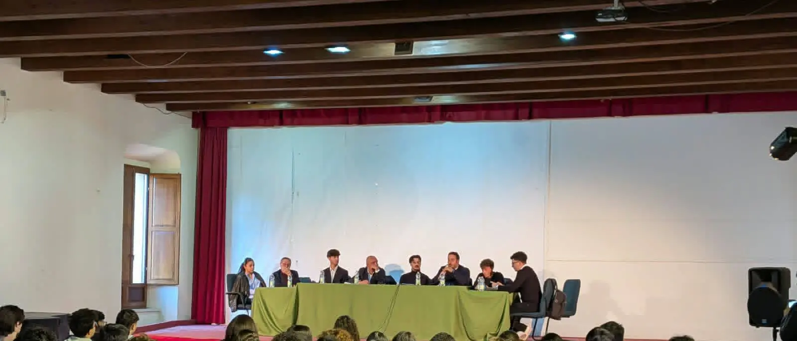 Caro vita e cortei studenteschi, ad Acri confronto tra ragazzi e istituzioni a Palazzo Sanseverino-Falcone\n