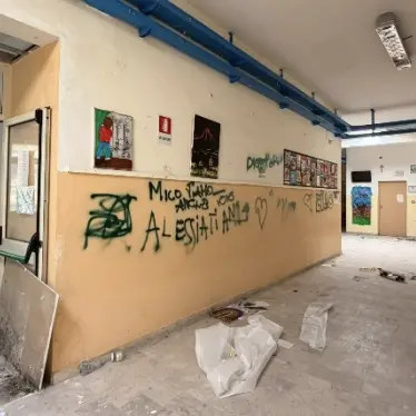 Scuola di Cannitello inagibile e abbandonata al degrado: la minoranza «svela una struttura lasciata a se stessa»\n