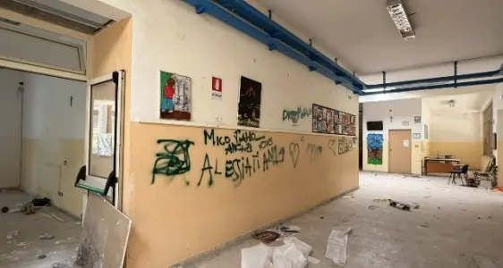 Scuola di Cannitello inagibile e abbandonata al degrado: la minoranza «svela una struttura lasciata a se stessa»\n
