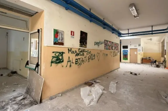 Scuola di Cannitello inagibile e abbandonata al degrado: la minoranza «svela una struttura lasciata a se stessa»\n