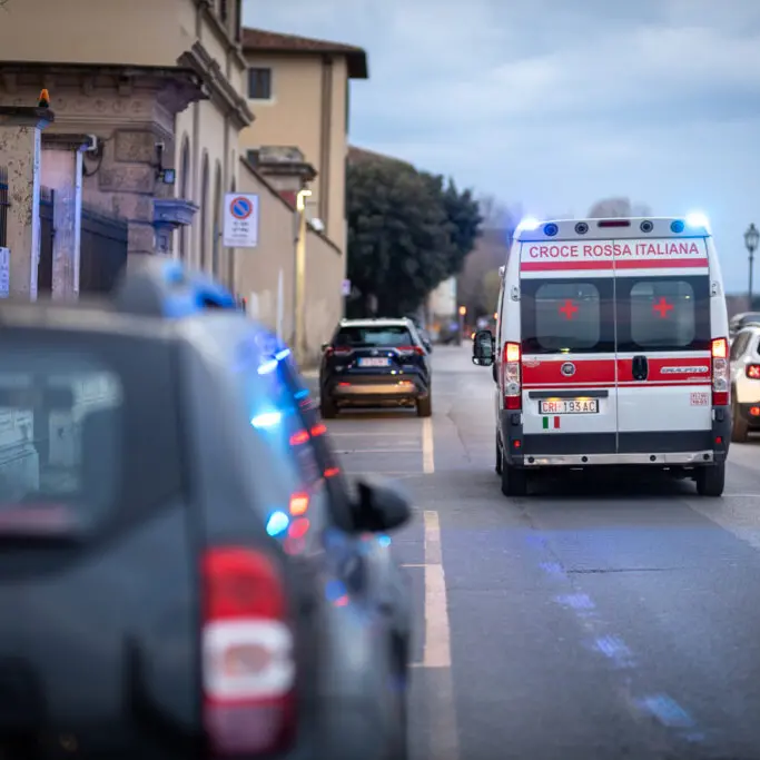 Bimbo precipita dal balcone e il papà si lancia per salvarlo, illesi: tragedia sfiorata a Pordenone\n