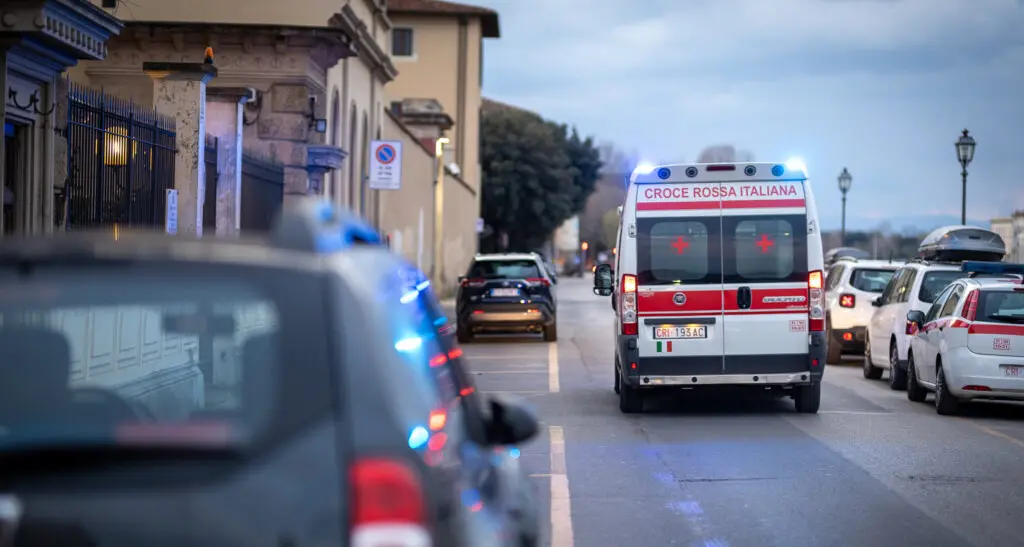 Bimbo precipita dal balcone e il papà si lancia per salvarlo, illesi: tragedia sfiorata a Pordenone\n
