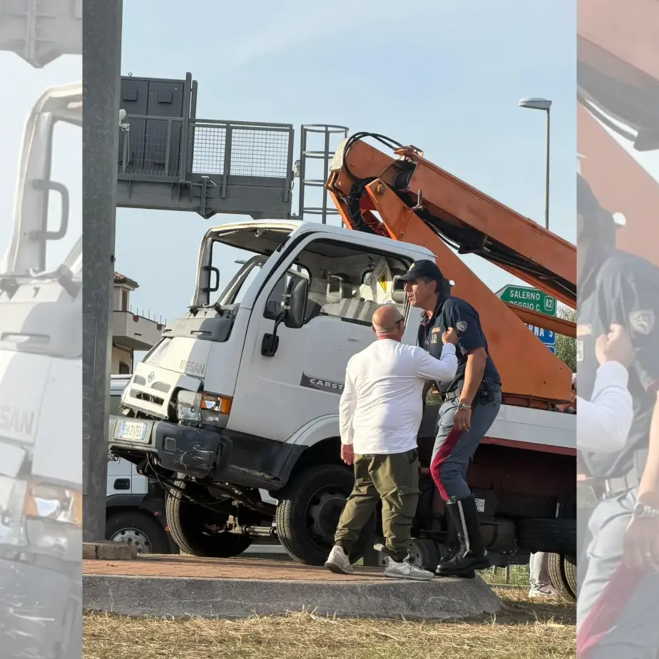 Paura a Falerna,\u00A0camion si schianta allo svincolo dell’A2 a pochi metri dal\u00A0presidio dei manifestanti\n