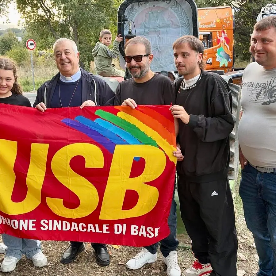 Monsignor Checchinato in piazza tra i manifestanti: «La Chiesa deve camminare con chi cerca pace e giustizia»\n