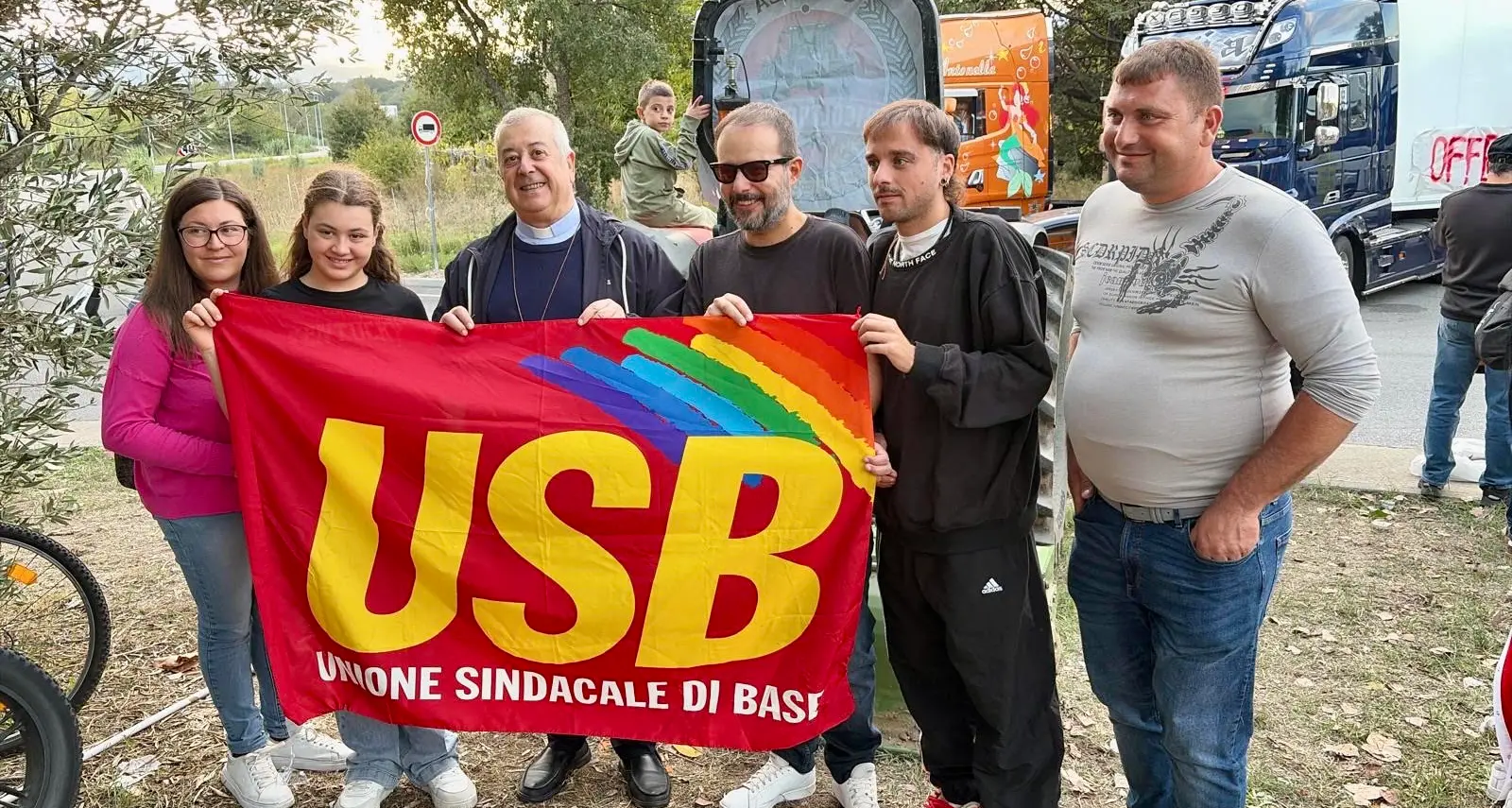 Monsignor Checchinato in piazza tra i manifestanti: «La Chiesa deve camminare con chi cerca pace e giustizia»\n
