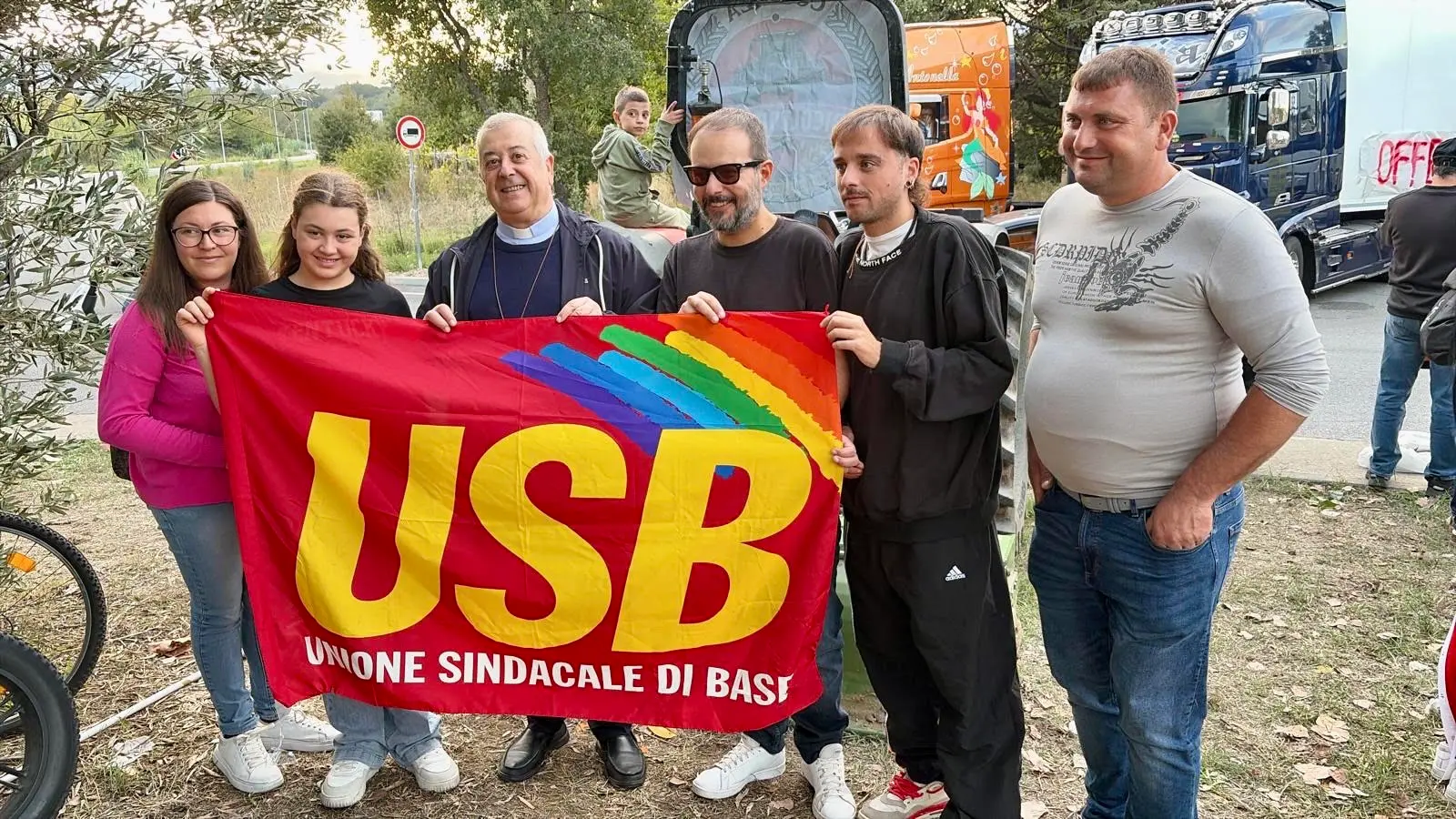 Monsignor Checchinato in piazza tra i manifestanti: «La Chiesa deve camminare con chi cerca pace e giustizia»\n