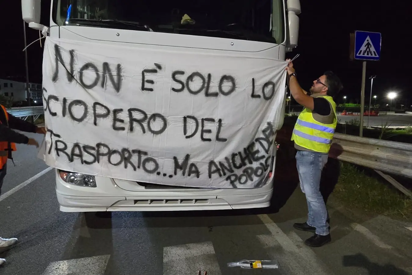 <p>Carburanti, fumata nera a Milano. La Calabria non revoca lo sciopero. La protesta degli autotrasportatori continua fino al 27 ottobre</p>