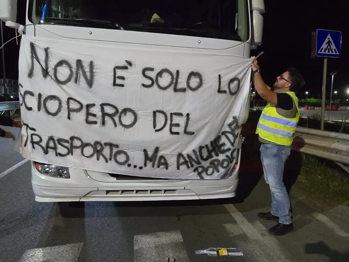 Autotrasporto, fumata nera a Milano: la Calabria non revoca lo sciopero. La protesta continua fino al 27 ottobre