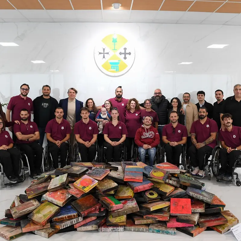 Vumbaca Reggio BiC, una maglia che racconta la città: sedici designer per il progetto Sinapsi 91.16\n