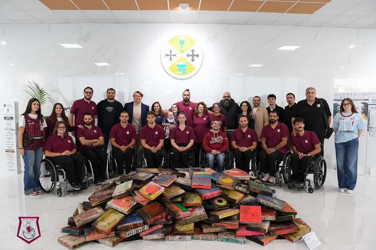 Vumbaca Reggio BiC, una maglia che racconta la città: sedici designer per il progetto Sinapsi 91.16\n