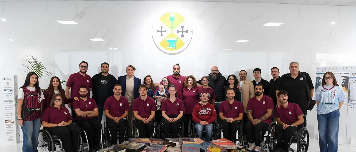 Vumbaca Reggio BiC, una maglia che racconta la città: sedici designer per il progetto Sinapsi 91.16\n
