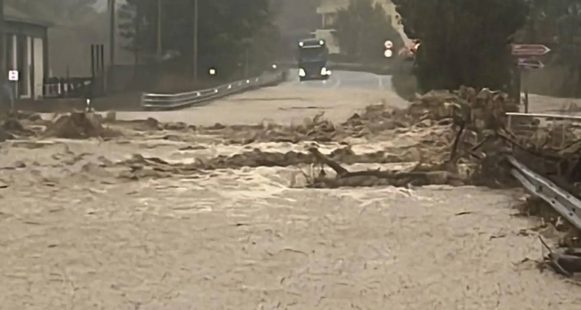 SS 107, allagato un tratto di strada. Intervengono i Vigili del Fuoco