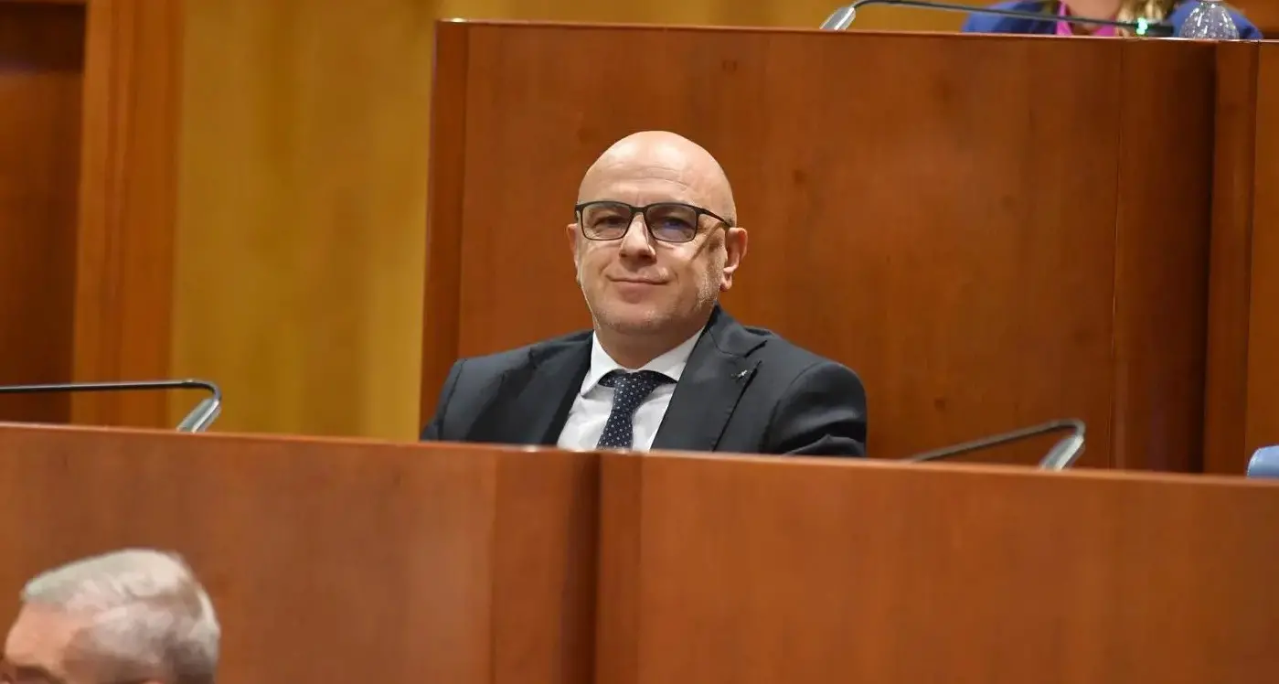 «A Cosenza solo briciole, a Catanzaro 35 milioni per l’idrico»: De Cicco affila le armi per le urne\n