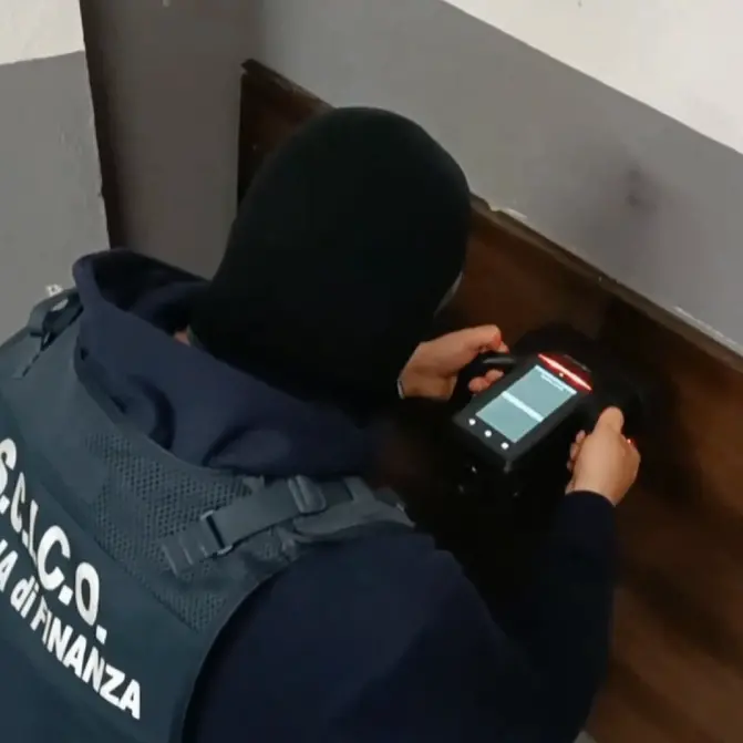 <p>La banca occulta di ’ndrangheta, camorra e mafia foggiana, 30 arresti: riciclaggio con le criptovalute e 21 milioni sequestrati</p>