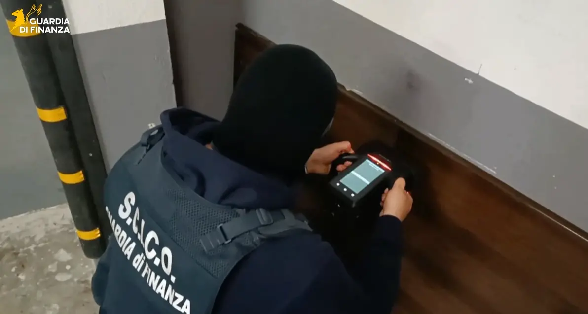 La banca occulta\u00A0di ’ndrangheta, camorra e mafia foggiana,\u00A030 arresti: riciclaggio con le criptovalute e 21 milioni sequestrati\n